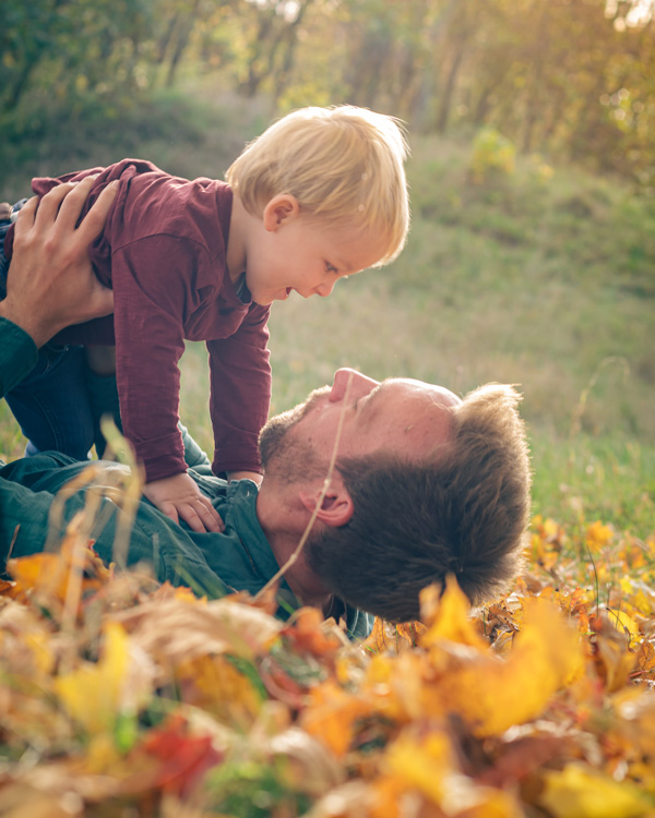 Familienfotos im Herbstlaub